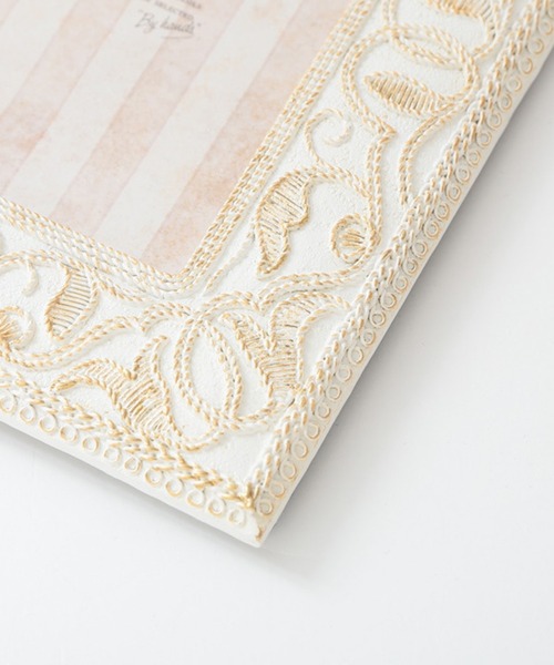 MILLION CARATS（ミリオンカラッツ）の「アンティークの美しさでアートスペースを演出するフォトフレーム（フォトフレーム・レディース・オフホワイト/ゴールド・FREE）」の14枚目の写真