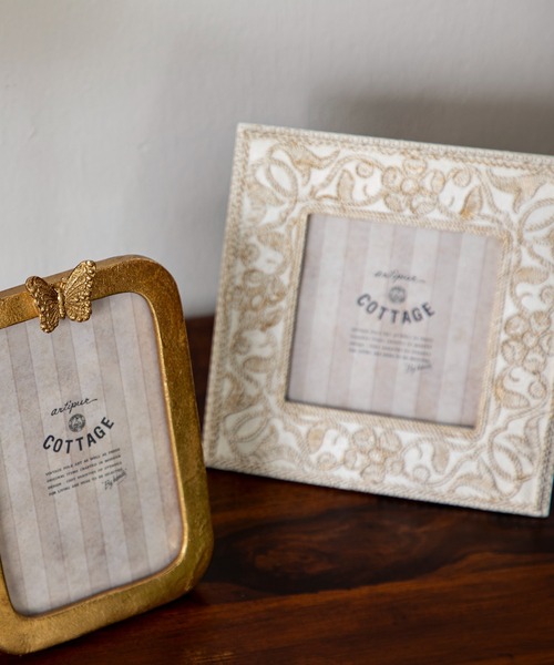 MILLION CARATS（ミリオンカラッツ）の「アンティークの美しさでアートスペースを演出するフォトフレーム（フォトフレーム・レディース・オフホワイト/ゴールド・FREE）」の8枚目の写真