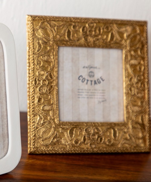 MILLION CARATS（ミリオンカラッツ）の「アンティークの美しさでアートスペースを演出するフォトフレーム（フォトフレーム・レディース・オフホワイト/ゴールド・FREE）」の10枚目の写真