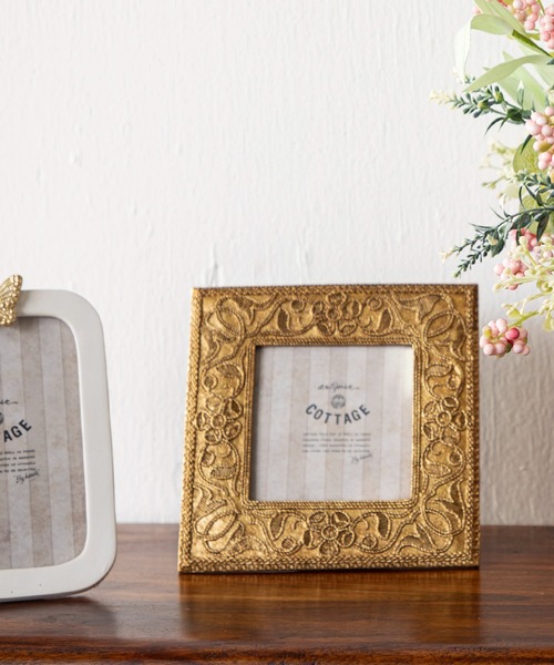 MILLION CARATS（ミリオンカラッツ）の「アンティークの美しさでアートスペースを演出するフォトフレーム（フォトフレーム・レディース・オフホワイト/ゴールド・FREE）」の4枚目の写真