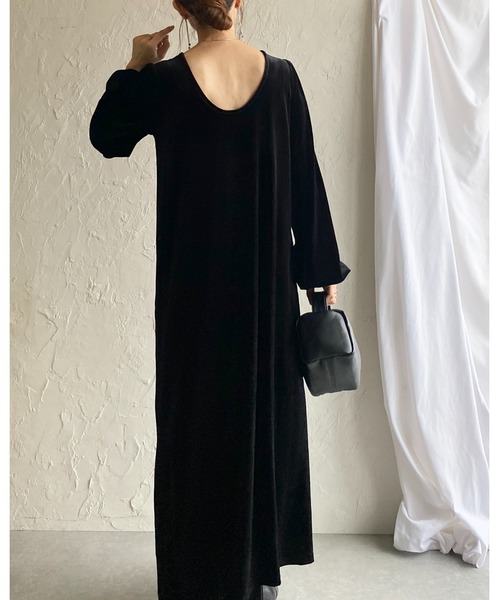She's Closet(シーズクローゼット)の「長袖ボリュームスリーブロング丈バックオープンベロアワンピース(ワンピース・レディース・グレイッシュベージュ/ブラック/グレー・FREE)」の8枚目の写真