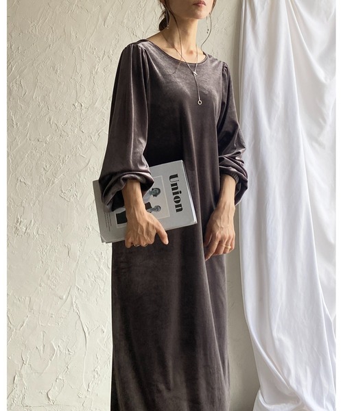 She's Closet(シーズクローゼット)の「長袖ボリュームスリーブロング丈バックオープンベロアワンピース(ワンピース・レディース・グレイッシュベージュ/ブラック/グレー・FREE)」の10枚目の写真