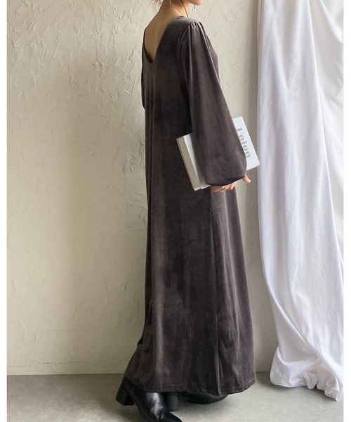 She's Closet(シーズクローゼット)の「長袖ボリュームスリーブロング丈バックオープンベロアワンピース(ワンピース・レディース・グレイッシュベージュ/ブラック/グレー・FREE)」の11枚目の写真