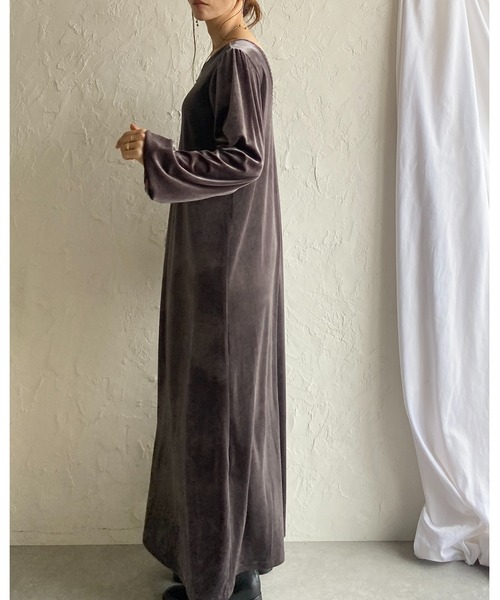 She's Closet(シーズクローゼット)の「長袖ボリュームスリーブロング丈バックオープンベロアワンピース(ワンピース・レディース・グレイッシュベージュ/ブラック/グレー・FREE)」の12枚目の写真
