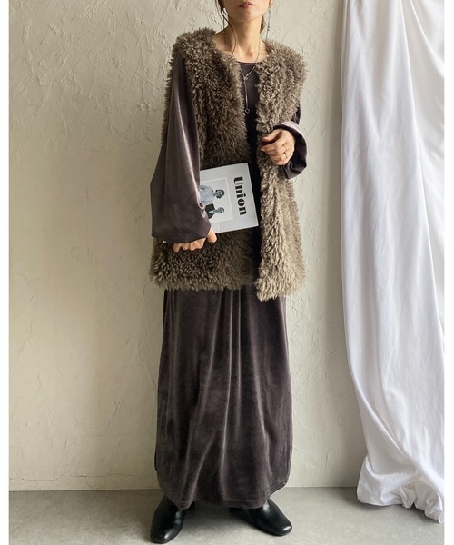 She's Closet(シーズクローゼット)の「長袖ボリュームスリーブロング丈バックオープンベロアワンピース(ワンピース・レディース・グレイッシュベージュ/ブラック/グレー・FREE)」の14枚目の写真
