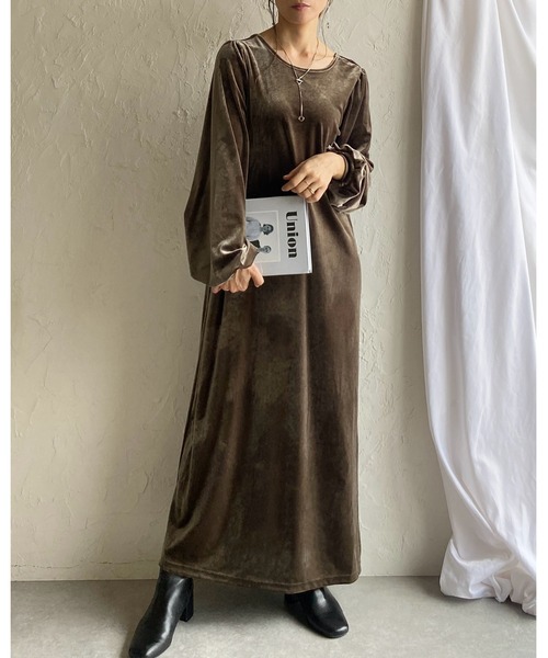 She's Closet(シーズクローゼット)の「長袖ボリュームスリーブロング丈バックオープンベロアワンピース(ワンピース・レディース・グレイッシュベージュ/ブラック/グレー・FREE)」の17枚目の写真