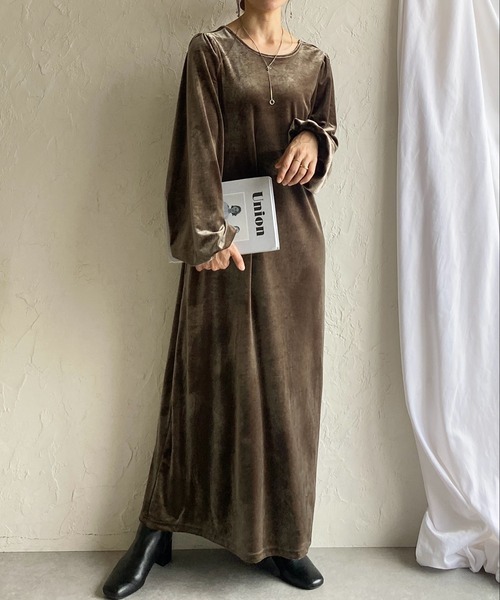 She's Closet(シーズクローゼット)の「長袖ボリュームスリーブロング丈バックオープンベロアワンピース(ワンピース・レディース・グレイッシュベージュ/ブラック/グレー・FREE)」の4枚目の写真