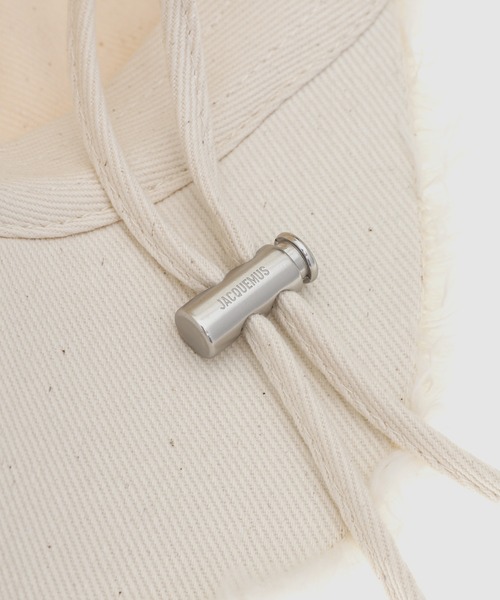 JACQUEMUS(ジャックムス)の「LA CASQUETTE ARTICHAUT(キャップ・レディース・オフホワイト/ブラック・58/60)」の10枚目の写真