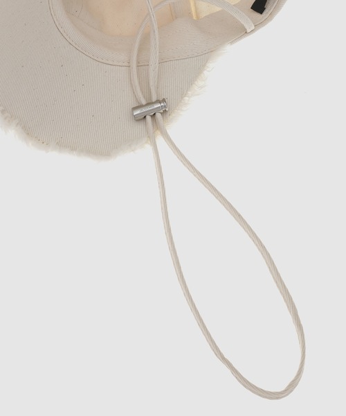 JACQUEMUS(ジャックムス)の「LA CASQUETTE ARTICHAUT(キャップ・レディース・オフホワイト/ブラック・58/60)」の9枚目の写真