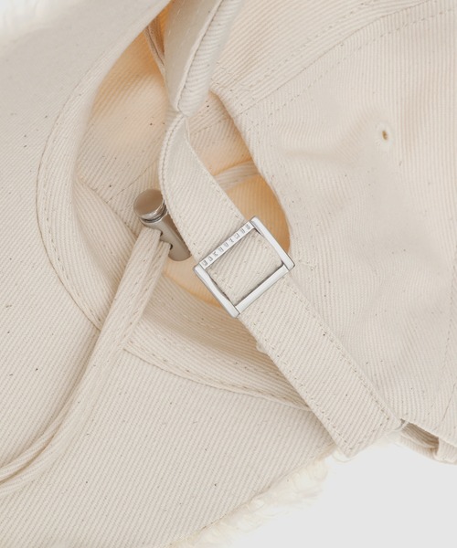 JACQUEMUS(ジャックムス)の「LA CASQUETTE ARTICHAUT(キャップ・レディース・オフホワイト/ブラック・58/60)」の7枚目の写真