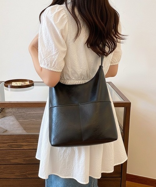 Teem Store（チームストア）の「フロントポケット付きショルダーバッグ（ショルダーバッグ・レディース・キャメル/ブラック/ブラウン・F）」の2枚目の写真