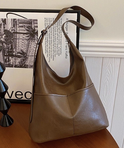 Teem Store（チームストア）の「フロントポケット付きショルダーバッグ（ショルダーバッグ・レディース・キャメル/ブラック/ブラウン・F）」の16枚目の写真