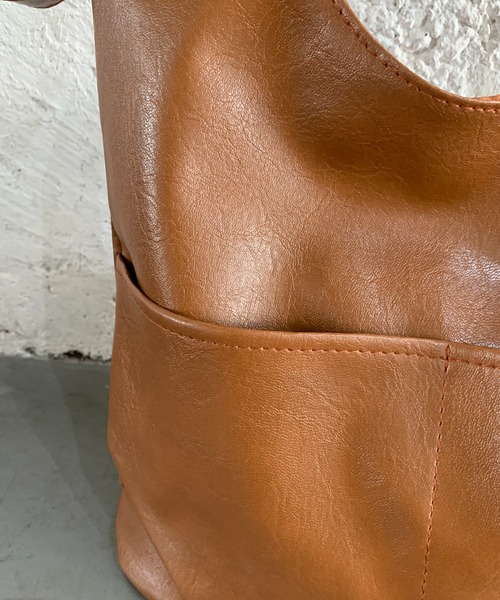 Teem Store（チームストア）の「フロントポケット付きショルダーバッグ（ショルダーバッグ・レディース・キャメル/ブラック/ブラウン・F）」の5枚目の写真