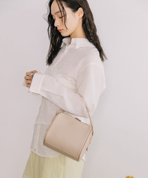 Beau're(ヴュレ)の「BEAURE ヴュレ カウレザー 2WAY ドラム型 ミニ ボストン(ボストンバッグ・レディース・ライトブルー/ブラック/グレー/シルバー/アイボリー・FREE)」の2枚目の写真