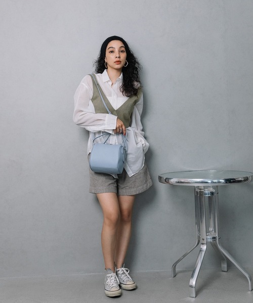 Beau're(ヴュレ)の「BEAURE ヴュレ カウレザー 2WAY ドラム型 ミニ ボストン(ボストンバッグ・レディース・ライトブルー/ブラック/グレー/シルバー/アイボリー・FREE)」の16枚目の写真