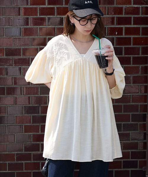 BONLECILL(ボンルシール)の「ボリュームスリーブ コード刺繍ミニワンピース/チュニック(シャツ/ブラウス・レディース・ブラック/ライトブルー/クリーム/オフホワイト・FREE)」の3枚目の写真
