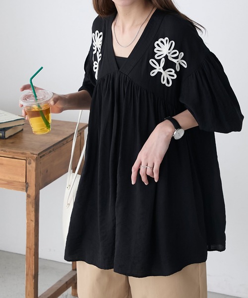 BONLECILL(ボンルシール)の「ボリュームスリーブ コード刺繍ミニワンピース/チュニック(シャツ/ブラウス・レディース・ブラック/ライトブルー/クリーム/オフホワイト・FREE)」の2枚目の写真