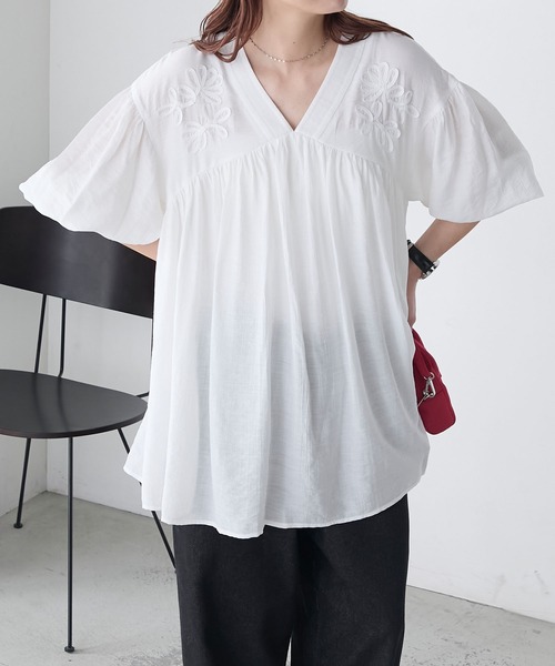 BONLECILL(ボンルシール)の「ボリュームスリーブ コード刺繍ミニワンピース/チュニック(シャツ/ブラウス・レディース・ブラック/ライトブルー/クリーム/オフホワイト・FREE)」の19枚目の写真