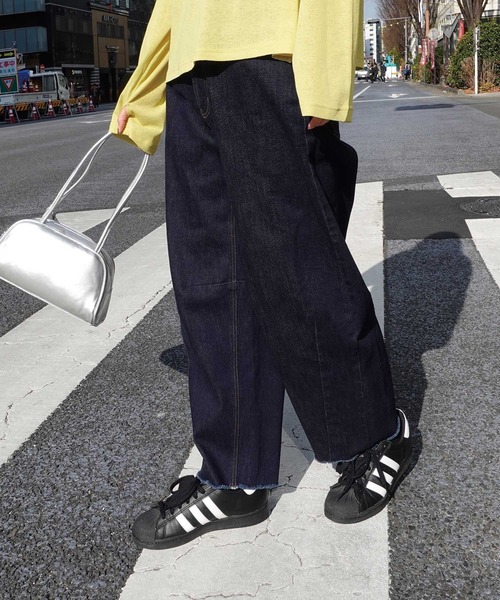 CORNERS(コーナーズ)の「カーブデニムシルエットパンツ(デニムパンツ・レディース・ネイビー/ブラック・マルチサイズ)」の2枚目の写真