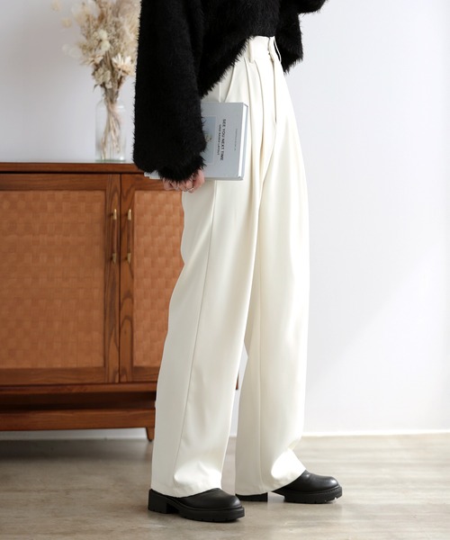 LUMIRA(アパレル)(ルミラ)の「タックパンツ(その他パンツ・レディース・チャコールグレー/アイボリー/ブラック/グレイッシュベージュ・S/M/L)」の3枚目の写真
