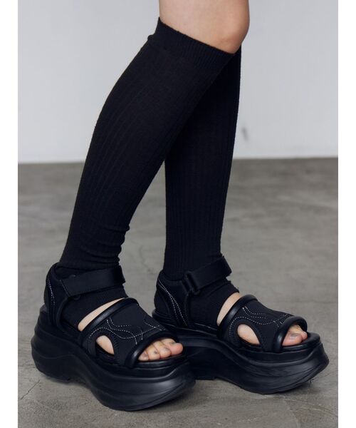 EMODA(エモダ)の「アートラインバルキーサンダル(サンダル・レディース・ブラック/グレー・SMALL/MEDIUM/LARGE)」の4枚目の写真