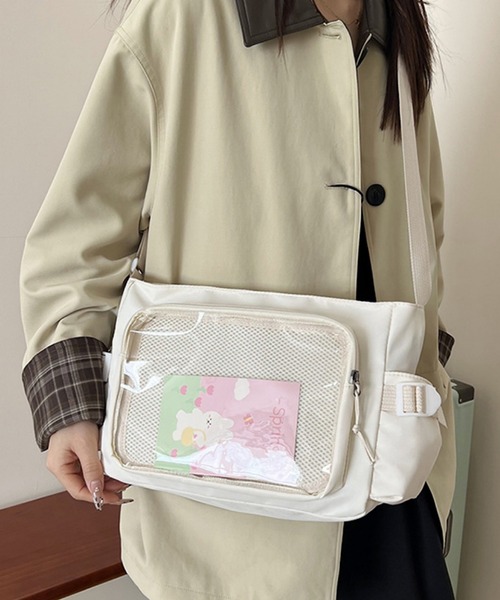 VIBGYOR（ヴィブジョー）の「FReePLACe/推し活 オタ 痛 ショルダーバッグ X12411（ショルダーバッグ・レディース・ブラック/ホワイト・FREE）」の2枚目の写真
