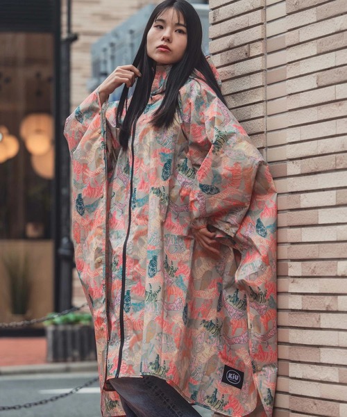 KiU(キウ)の「KiU/キウ PONCHO 2ND(レインコート/ポンチョ・レディース・カーキ/レオパード/その他5/ブルー系その他/ブラック系その他3/コーラルピンク/インディゴブルー/アイボリー/その他1/ライトグレー/ブラック/その他8/ライトブラウン/ダークパープル/その他3/ホワイト/ミント・FREE)」の15枚目の写真