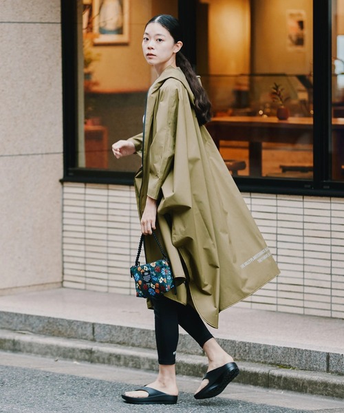KiU(キウ)の「KiU/キウ PONCHO 2ND(レインコート/ポンチョ・レディース・カーキ/レオパード/その他5/ブルー系その他/ブラック系その他3/コーラルピンク/インディゴブルー/アイボリー/その他1/ライトグレー/ブラック/その他8/ライトブラウン/ダークパープル/その他3/ホワイト/ミント・FREE)」の7枚目の写真