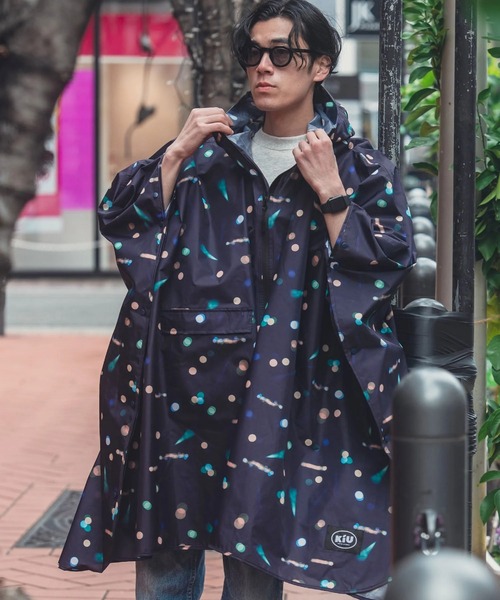 KiU(キウ)の「KiU/キウ PONCHO 2ND(レインコート/ポンチョ・レディース・カーキ/レオパード/その他5/ブルー系その他/ブラック系その他3/コーラルピンク/インディゴブルー/アイボリー/その他1/ライトグレー/ブラック/その他8/ライトブラウン/ダークパープル/その他3/ホワイト/ミント・FREE)」の4枚目の写真