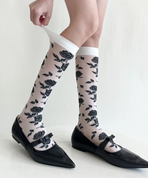 VIBGYOR(ヴィブジョー)の「【LAMPOON】薔薇ソックス(ソックス/靴下・レディース・ホワイト/ブラック・FREE)」の1枚目の写真