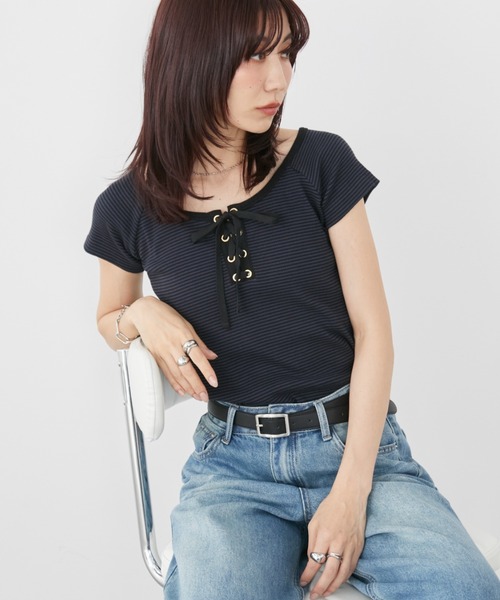 Auntie Rosa Holiday(アンティローザホリデー)の「レースアップボーダーコンパクトTEE(Tシャツ/カットソー・レディース・ブラック/ネイビー・FREE)」の2枚目の写真