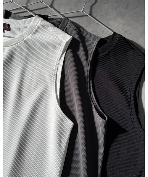 ETELIO（エテリオ）の「リップルプリーツレイヤードノースリーブ/タンクトップ（タンクトップ・メンズ・ブラック/ライトグレー/チャコール/ホワイト・XS/XL/L/M/S）」の10枚目の写真