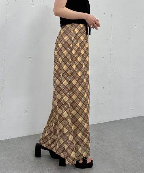 archives(アルシーヴ)の「シアーバイアスチェックナロースカート(スカート・レディース・ベージュ/ブラック・MEDIUM)」の15枚目の写真