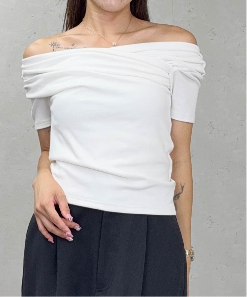 Per sist ence(パーシエンス)の「スムース天竺タックオフショルプルオーバー(Tシャツ/カットソー・レディース・ブラック/オフホワイト/グレー/ブラウン/ピンク・ONE SIZE)」の15枚目の写真