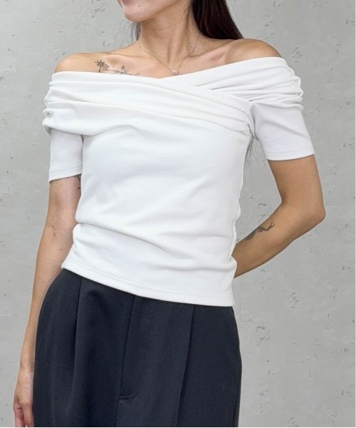 Per sist ence(パーシエンス)の「スムース天竺タックオフショルプルオーバー(Tシャツ/カットソー・レディース・ブラック/オフホワイト/グレー/ブラウン/ピンク・ONE SIZE)」の16枚目の写真