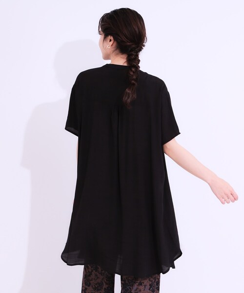 SHOO・LA・RUE（シューラルー）の「【S-LL】シャーリングが目を惹く 羽織れるスラブチュニック（チュニック・レディース・ブラック/ナチュラル/グリーン系・01/04/03/02）」の5枚目の写真