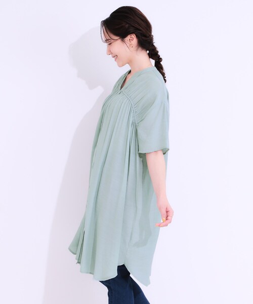 SHOO・LA・RUE（シューラルー）の「【S-LL】シャーリングが目を惹く 羽織れるスラブチュニック（チュニック・レディース・ブラック/ナチュラル/グリーン系・01/04/03/02）」の13枚目の写真