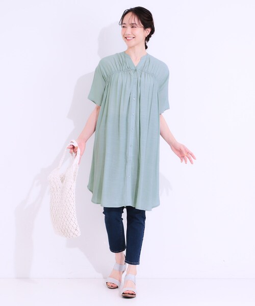 SHOO・LA・RUE（シューラルー）の「【S-LL】シャーリングが目を惹く 羽織れるスラブチュニック（チュニック・レディース・ブラック/ナチュラル/グリーン系・01/04/03/02）」の14枚目の写真