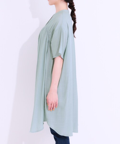 SHOO・LA・RUE（シューラルー）の「【S-LL】シャーリングが目を惹く 羽織れるスラブチュニック（チュニック・レディース・ブラック/ナチュラル/グリーン系・01/04/03/02）」の17枚目の写真