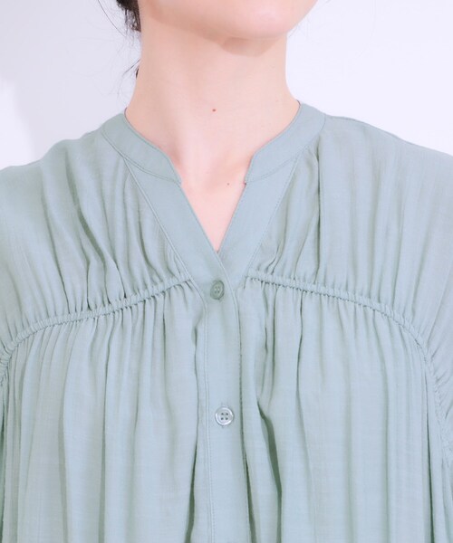 SHOO・LA・RUE（シューラルー）の「【S-LL】シャーリングが目を惹く 羽織れるスラブチュニック（チュニック・レディース・ブラック/ナチュラル/グリーン系・01/04/03/02）」の19枚目の写真