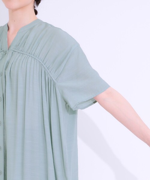 SHOO・LA・RUE（シューラルー）の「【S-LL】シャーリングが目を惹く 羽織れるスラブチュニック（チュニック・レディース・ブラック/ナチュラル/グリーン系・01/04/03/02）」の20枚目の写真