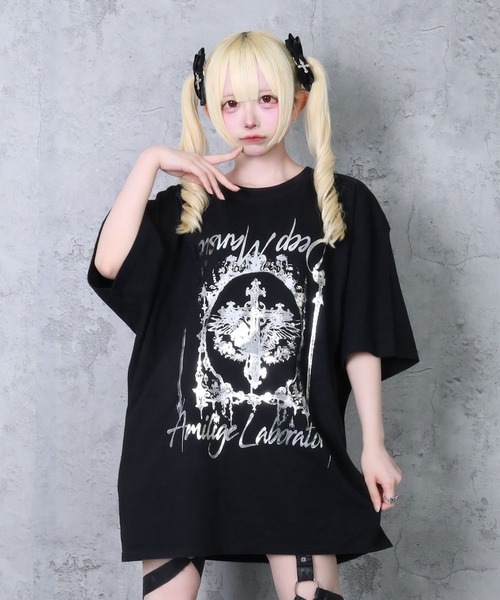 Amilige（アミリージュ）の「クロス羽箔プリントTシャツ（T