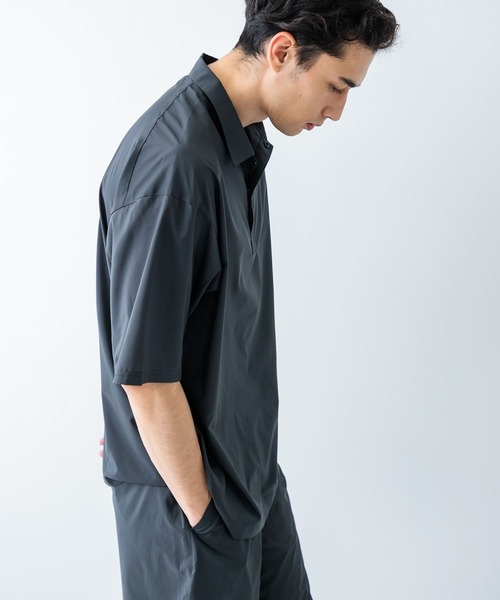 URBAN RESEARCH(アーバンリサーチ)の「SHADOW RIP リブポロシャツ(ポロシャツ・メンズ・チャコールグレー/ブラック・MEDIUM/LARGE)」の5枚目の写真