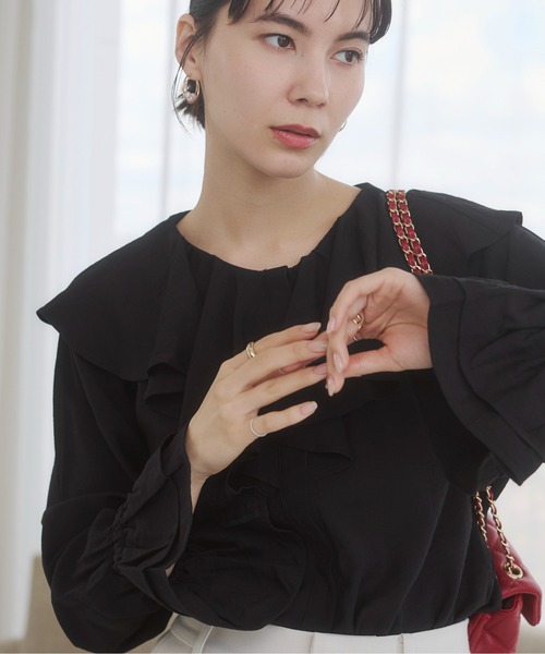 ANGIE(アンジー)の「ラッフル フリル ブラウス / 無地 / ドット / オフィスカジュアル / 通勤 / 春服(シャツ/ブラウス・レディース・ホワイト系その他/ホワイト/ブラック系その他/ブラック/ライトベージュ/サックスブルー・FREE)」の4枚目の写真