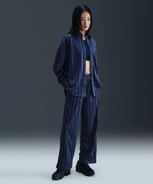 NIKE（ナイキ）の「《セットアップ対応商品》ナイキ スポーツウェア ウィメンズ オーバーサイズド ジャカード ストライプ ボタンダウン シャツ / Nike Sportswear Women's Oversized Jacquard Striped Button-Down Shirt HV1957-410 Midnight Navy（シャツ/ブラウス・レディース・ネイビー・L/M/S/XS/XL）」の21枚目の写真