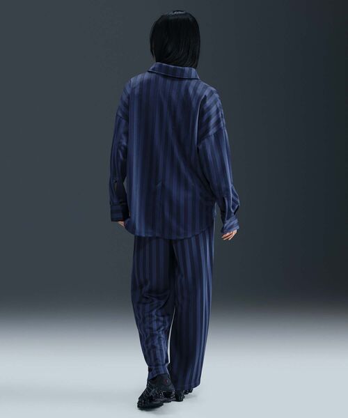 NIKE（ナイキ）の「《セットアップ対応商品》ナイキ スポーツウェア ウィメンズ オーバーサイズド ジャカード ストライプ ボタンダウン シャツ / Nike Sportswear Women's Oversized Jacquard Striped Button-Down Shirt HV1957-410 Midnight Navy（シャツ/ブラウス・レディース・ネイビー・L/M/S/XS/XL）」の22枚目の写真