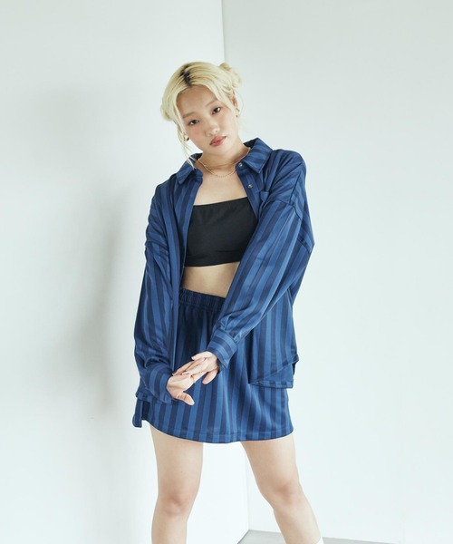 NIKE（ナイキ）の「《セットアップ対応商品》ナイキ スポーツウェア ウィメンズ オーバーサイズド ジャカード ストライプ ボタンダウン シャツ / Nike Sportswear Women's Oversized Jacquard Striped Button-Down Shirt HV1957-410 Midnight Navy（シャツ/ブラウス・レディース・ネイビー・L/M/S/XS/XL）」の2枚目の写真