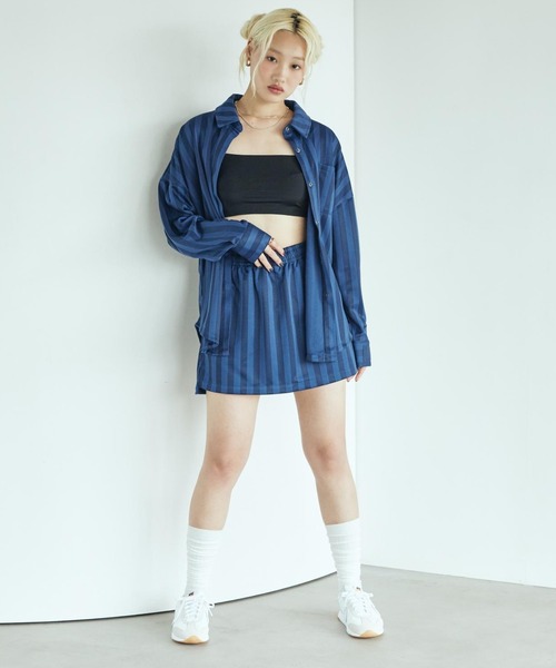 NIKE（ナイキ）の「《セットアップ対応商品》ナイキ スポーツウェア ウィメンズ オーバーサイズド ジャカード ストライプ ボタンダウン シャツ / Nike Sportswear Women's Oversized Jacquard Striped Button-Down Shirt HV1957-410 Midnight Navy（シャツ/ブラウス・レディース・ネイビー・L/M/S/XS/XL）」の4枚目の写真