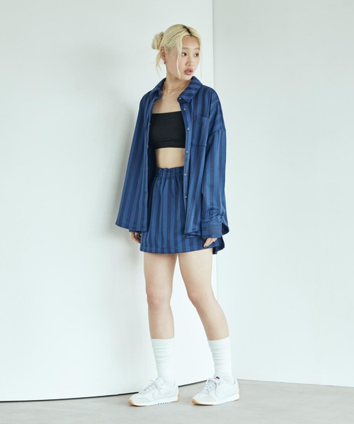 NIKE（ナイキ）の「《セットアップ対応商品》ナイキ スポーツウェア ウィメンズ オーバーサイズド ジャカード ストライプ ボタンダウン シャツ / Nike Sportswear Women's Oversized Jacquard Striped Button-Down Shirt HV1957-410 Midnight Navy（シャツ/ブラウス・レディース・ネイビー・L/M/S/XS/XL）」の6枚目の写真