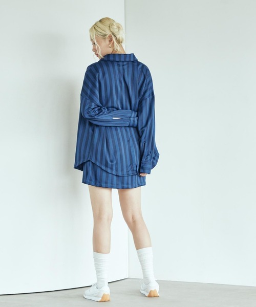 NIKE（ナイキ）の「《セットアップ対応商品》ナイキ スポーツウェア ウィメンズ オーバーサイズド ジャカード ストライプ ボタンダウン シャツ / Nike Sportswear Women's Oversized Jacquard Striped Button-Down Shirt HV1957-410 Midnight Navy（シャツ/ブラウス・レディース・ネイビー・L/M/S/XS/XL）」の7枚目の写真